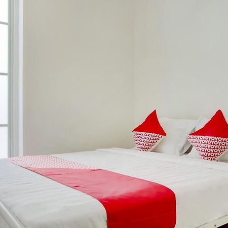 Hotel O Panakkukang Near Mall Panakkukang Formerly Golden White House Makassar Extérieur photo