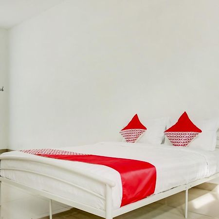 Hotel O Panakkukang Near Mall Panakkukang Formerly Golden White House Makassar Extérieur photo