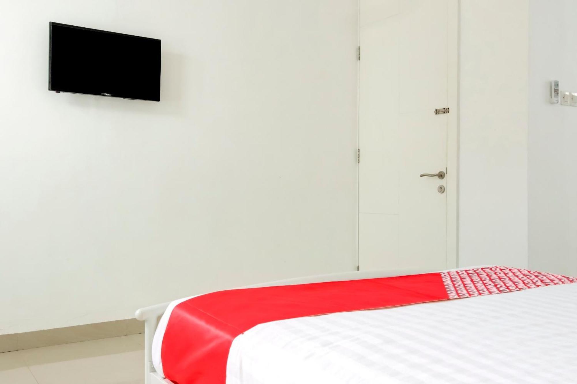Hotel O Panakkukang Near Mall Panakkukang Formerly Golden White House Makassar Extérieur photo
